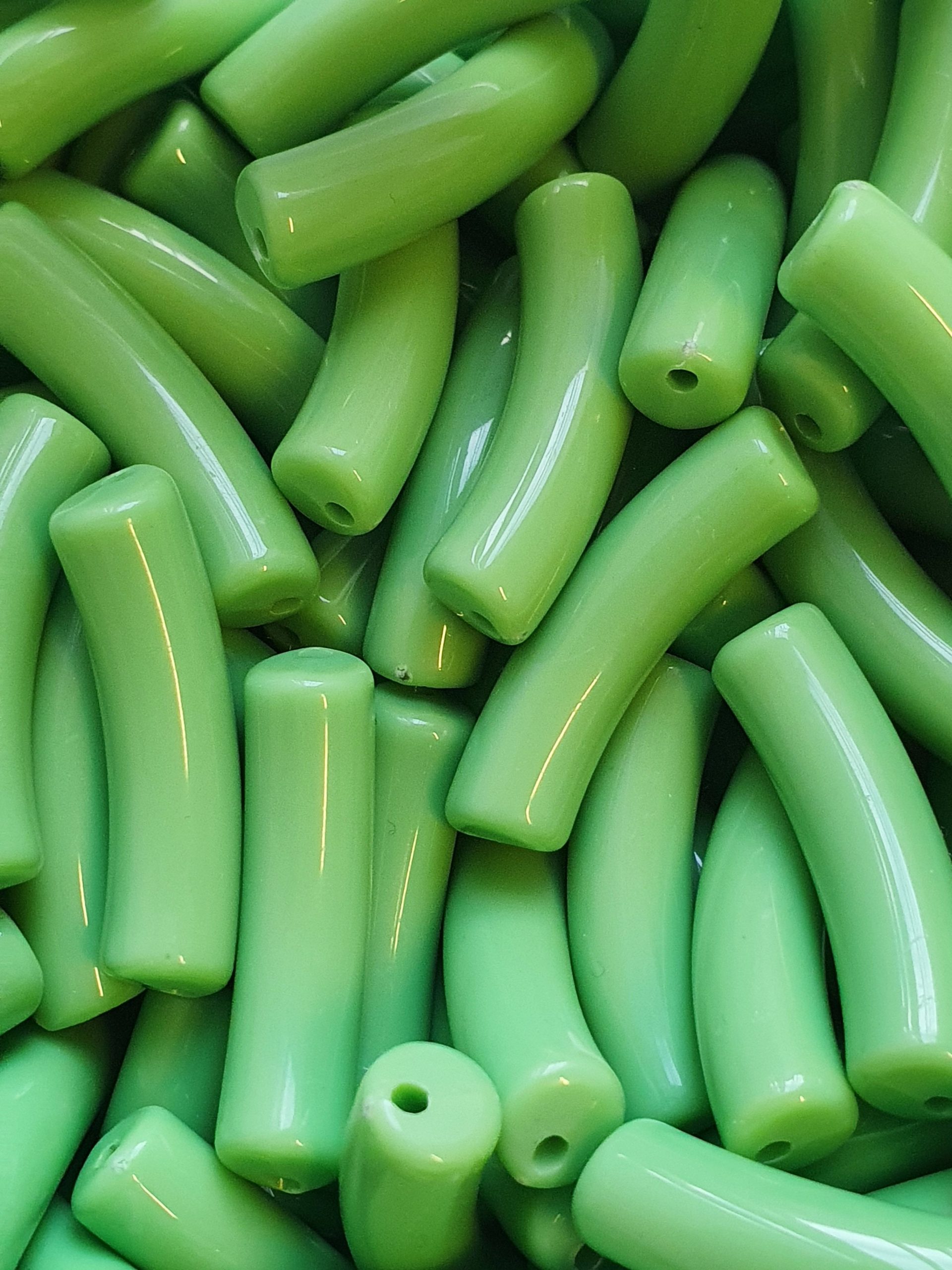 Curved Tube Just Green - ca. 33X8X10,5mm, (ᴓ 1,6mm) - Kunststof - Kraal ...